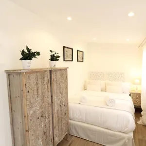 Centre Mediterranean House- 5 Bedroom, 4 Bathroom, Terrace Courtyard, Private Rooptop Pool Sitges
